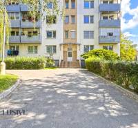 PRÍJEMNÝ 3 IZBOVÝ BYT | P.O.HVIEZDOSLAVA | TOPOĽČANY - Bytový dom na ulici P.O. Hviezdoslava v Topoľčanoch, vhodný na bývanie v 3-izbovom byte.