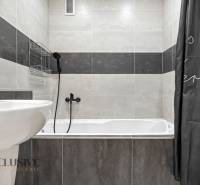 PRÍJEMNÝ 3 IZBOVÝ BYT | P.O.HVIEZDOSLAVA | TOPOĽČANY - Kúpeľňa s vaňou a sprchovacím závesom v 3-izbovom byte.