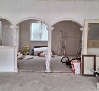 Investujte do budúcnosti - Interiér rodinného domu s oblúkmi a stĺpmi, neúplná renovácia.