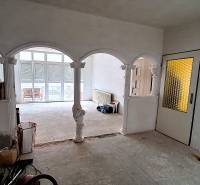 Investujte do budúcnosti - Interiér rodinného domu s klenutými oblúkmi a presklenými dverami. Opravy prebiehajú.