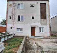 Investujte do budúcnosti - Rodinný dom v Zacharovciach s jednoduchou fasádou, oknami a vonkajším schodiskom.