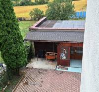 Investujte do budúcnosti - Záhrada Rodinného domu v Zacharovciach s altánkom, stromami a výhľadom na pole.