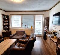 Investujte do budúcnosti - Obývacia izba v rodinnom dome s koženým nábytkom a podlahou s dreveným dekorom.