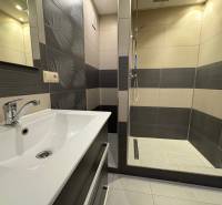 NOVINKA .... Na  predaj 3 izbový byt na sídlisku SNP v Michalovciach - Kúpeľňa v 3-izbovom byte s modernými obkladačkami a sprchovacím kútom.