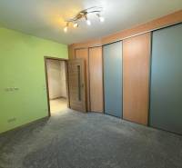 NOVINKA .... Na  predaj 3 izbový byt na sídlisku SNP v Michalovciach - Izba v 3-izbovom byte s farebnou stenou, skriňou a svetlým osvetlením.