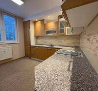 NOVINKA .... Na  predaj 3 izbový byt na sídlisku SNP v Michalovciach - Kuchyňa v 3-izbovom byte s podlahou s dreveným dekorom a modernou linkou.