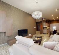 RIVERS | FIVE STAR RESIDENCE _ 3i byt na prenájom - Obývacia izba v 3-izbovom byte s béžovou pohovkou a vzorovanou tapetou.