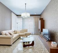 RIVERS | FIVE STAR RESIDENCE _ 3i byt na prenájom - Obývacia izba v 3-izbovom byte s béžovou sedačkou, skleneným stolom a televízorom.