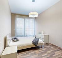 RIVERS | FIVE STAR RESIDENCE _ 3i byt na prenájom - Spálňa s podlahou s dreveným dekorom a elegantnou tapetou v 3-izbovom byte.