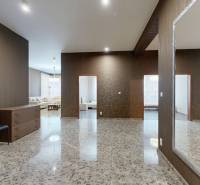 RIVERS | FIVE STAR RESIDENCE _ 3i byt na prenájom - Priestranná chodba s dlažbou, zrkadlom, dvoma stoličkami a výhľadom do obývačky.