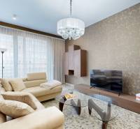 RIVERS | FIVE STAR RESIDENCE _ 3i byt na prenájom - Obývačka v 3-izbovom byte s béžovou sedačkou, vzorovanou stenou a skleneným stolíkom.