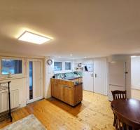 *PRENÁJOM* bezbariérový 1 izbový byt Lesná / Banka - Kuchyňa v 1-izbovom byte s podlahou s dreveným dekorom a stolom.