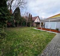 *PRENÁJOM* bezbariérový 1 izbový byt Lesná / Banka - Záhrada pri dome na Lesnej ulici v Banke s trávnikom a terasou.