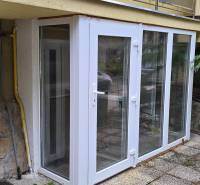 *PRENÁJOM* bezbariérový 1 izbový byt Lesná / Banka - Biela presklená veranda za domom na Lesnej ulici v Banke.