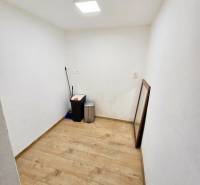 *PRENÁJOM* bezbariérový 1 izbový byt Lesná / Banka - Malá miestnosť v 1-izbovom byte s podlahou s dreveným dekorom.