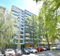 ANTOLSKÁ, 2-i byt, 54 m2 – novostavba REZIDENCIA DRAŽDIAK, zariadený - Bytový dom na Antolskej ulici v Bratislave - Petržalke, obklopený zeleňou a parkujúcimi autami.