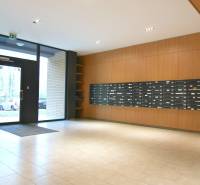 ANTOLSKÁ, 2-i byt, 54 m2 – novostavba REZIDENCIA DRAŽDIAK, zariadený - Vstupná hala so schránkami a presklenými dverami v budove 2-izbového bytu.