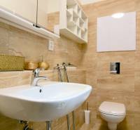 ANTOLSKÁ, 2-i byt, 54 m2 – novostavba REZIDENCIA DRAŽDIAK, zariadený - Kúpeľňa v 2-izbovom byte s umývadlom, toaletou a béžovým obkladom.