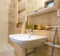 ANTOLSKÁ, 2-i byt, 54 m2 – novostavba REZIDENCIA DRAŽDIAK, zariadený - Kúpeľňa s umývadlom, sprchou a zrkadlovou skrinkou v 2-izbovom byte.