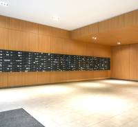 ANTOLSKÁ, 2-i byt, 54 m2 – novostavba REZIDENCIA DRAŽDIAK, zariadený - Obložené steny dreveným dekorom, poštové schránky, dlažba, interiér 2-izbového bytu.