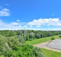 ANTOLSKÁ, 2-i byt, 54 m2 – novostavba REZIDENCIA DRAŽDIAK, zariadený - Pohľad na zelené lesy a opustený športový areál v Bratislave na Antolskej ulici.