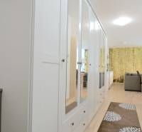 ANTOLSKÁ, 2-i byt, 54 m2 – novostavba REZIDENCIA DRAŽDIAK, zariadený - Chodba s bielou zrkadlovou skriňou a podlahou s dreveným dekorom v 2-izbovom byte.