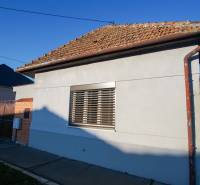 Rodinný dom s garážou na ul. Pod kopcom, Nové Zámky, 649m2 - Rodinný dom na ulici Pod kopcom v Nových Zámkoch s roletami a šikmou strechou.