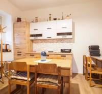 Rodinný dom s garážou na ul. Pod kopcom, Nové Zámky, 649m2 - Jedáleň s dreveným nábytkom, podlahou s dreveným dekorom v rodinnom dome.