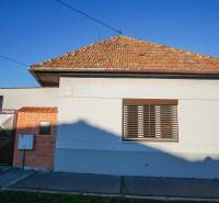 Rodinný dom s garážou na ul. Pod kopcom, Nové Zámky, 649m2 - Rodinný dom v Nových Zámkoch na ulici Pod kopcom s tehlovou strechou a plechovou bránou.