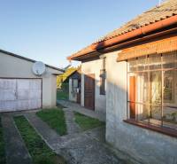 Rodinný dom s garážou na ul. Pod kopcom, Nové Zámky, 649m2 - Rodinný dom na ulici Pod kopcom v Nových Zámkoch s garážou a satelitnou anténou.