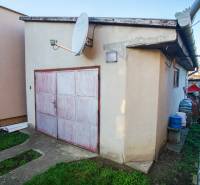 Rodinný dom s garážou na ul. Pod kopcom, Nové Zámky, 649m2 - Garáž pri rodinnom dome na ulici Pod kopcom v Nových Zámkoch.