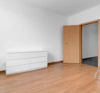 3-izb.byt, 104m2, 2xPARKING, KLIMATIZÁCIA, BALKÓN, CUBICON - Izba so svetlým nábytkom a podlahou s dreveným dekorom v 3-izbovom byte.