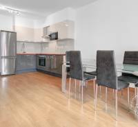 3-izb.byt, 104m2, 2xPARKING, KLIMATIZÁCIA, BALKÓN, CUBICON - Kuchyňa v 3-izbovom byte s podlahou s dreveným dekorom, sklokeramický stôl a stoličky.