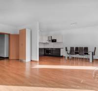 3-izb.byt, 104m2, 2xPARKING, KLIMATIZÁCIA, BALKÓN, CUBICON - Obývacia izba s kuchyňou v 3-izbovom byte, podlaha s dreveným dekorom, jedálenský kút.