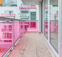 3-izb.byt, 104m2, 2xPARKING, KLIMATIZÁCIA, BALKÓN, CUBICON - Balkón s ružovým zábradlím a presklenými dverami v 3-izbovom byte.