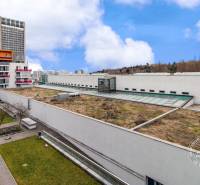 3-izb.byt, 104m2, 2xPARKING, KLIMATIZÁCIA, BALKÓN, CUBICON - Výhľad z 3-izbového bytu na Starých Gruntoch v Bratislave, Karlova Ves, s vnútorným dvorom.