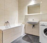 3-izb.byt, 104m2, 2xPARKING, KLIMATIZÁCIA, BALKÓN, CUBICON - Kúpeľňa s vaňou, umývadlom a práčkou v 3-izbovom byte. Steny s béžovým obkladom.