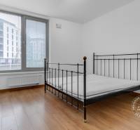 3-izb.byt, 104m2, 2xPARKING, KLIMATIZÁCIA, BALKÓN, CUBICON - Spálňa v 3-izbovom byte s kovovou posteľou a podlahou s dreveným dekorom.