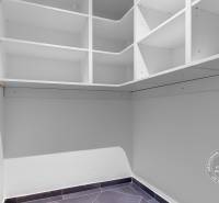3-izb.byt, 104m2, 2xPARKING, KLIMATIZÁCIA, BALKÓN, CUBICON - Šatník v 3-izbovom byte s bielymi poličkami a keramickou podlahou.