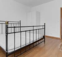 3-izb.byt, 104m2, 2xPARKING, KLIMATIZÁCIA, BALKÓN, CUBICON - Spálňa 3-izbového bytu s kovovou posteľou a podlahou s dreveným dekorom.