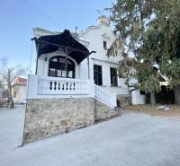 PREŠOV-ŠIRŠIE CENTRUM,POLYFUNKČNÁ BUDOVA,VL.PARKOVISKO,UL.VAJANSKÉHO - Budova na Vajanského ulici v Prešove s kamennou terasou a stromami.