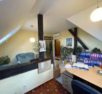 PREŠOV-ŠIRŠIE CENTRUM,POLYFUNKČNÁ BUDOVA,VL.PARKOVISKO,UL.VAJANSKÉHO - Kancelária v budove s podlahou s dreveným dekorom, policami na dokumenty a sedacím kútom.