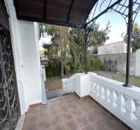 PREŠOV-ŠIRŠIE CENTRUM,POLYFUNKČNÁ BUDOVA,VL.PARKOVISKO,UL.VAJANSKÉHO - Balkón pri budove na Vajanského ulici v Prešove s výhľadom na záhradu.