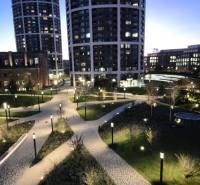 Prenájom 2-izb. byt, SKY PARK, 4. veža, Staré Mesto - Večer v Bratislave na Bottovej ulici, nové budovy so záhradnou architektúrou.