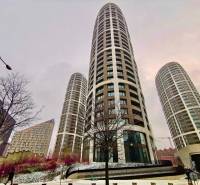 Prenájom 2-izb. byt, SKY PARK, 4. veža, Staré Mesto - Výškové budovy na Bottovej ulici v Bratislave - Staré Mesto, zasnežené okolie a stromy.