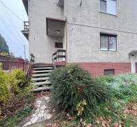 PRIESTRANNÝ 7-IZBOVÝ RODINNÝ DOM S VEĽKÝM POZEMKOM V DLHEJ NAD VÁHOM  - Rodinný dom v Dlhej nad Váhom s tehlovým soklom, schodiskom a upravenou záhradou.