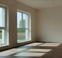 REZERVOVANÉ Na predaj 3-izbový byt v štandarde - Novostavba Diakovce - V 3-izbovom byte nájdete svetlú miestnosť s veľkými oknami a podlahou s dreveným dekorom.