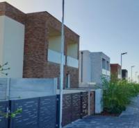 REZERVOVANÉ Na predaj 3-izbový byt v štandarde - Novostavba Diakovce - Moderné bytové domy v Diakovciach so súkromným parkoviskom a upravenou zeleňou.