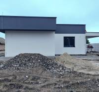 Novostavba 4-izbového rodinného dvojdomu v obci Žihárec - Rodinný dom v Žihárci počas stavebných prác s hromadami zeminy a štrku.