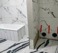 Novostavba 4-izbového rodinného dvojdomu v obci Žihárec - Kúpeľňa v rodinnom dome s mramorovým obkladom a vaňou, prepracovaný dizajn.